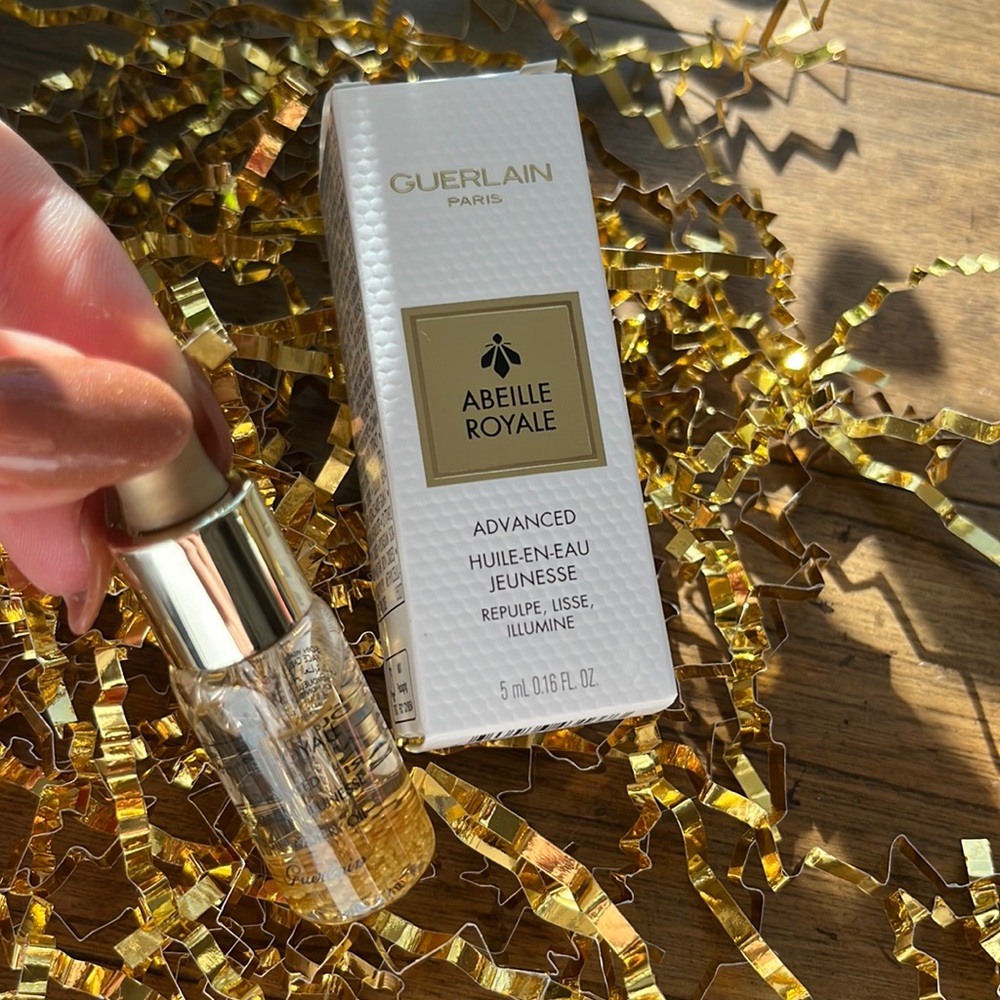 Guerlain 
ABEILLE ROYALE

ADVANCED YOUTH WATERY OIL